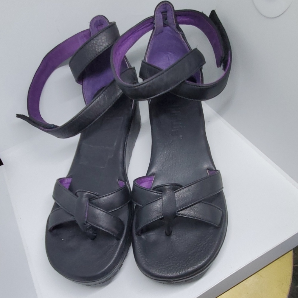 Gee Wawa black strappy sandals platform 9